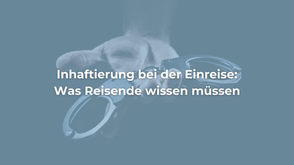 Hand hält Handschellen auf blauem Hintergrund