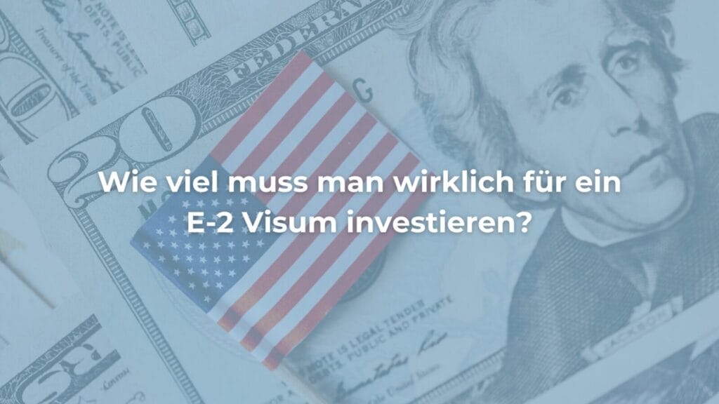 US-Dollar-Scheine und kleine amerikanische Flagge