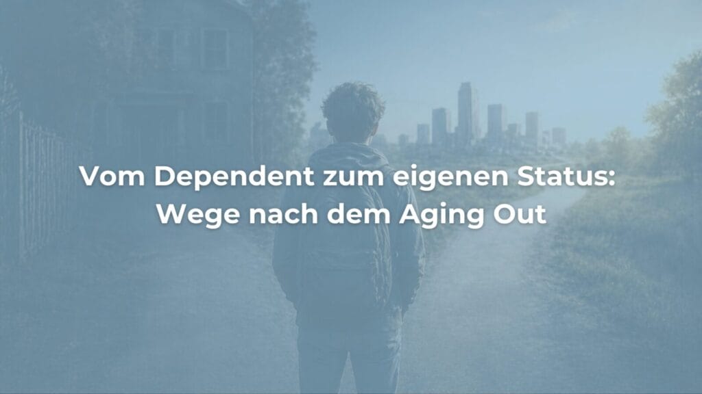 Person mit Rucksack blickt auf Stadtsilhouette