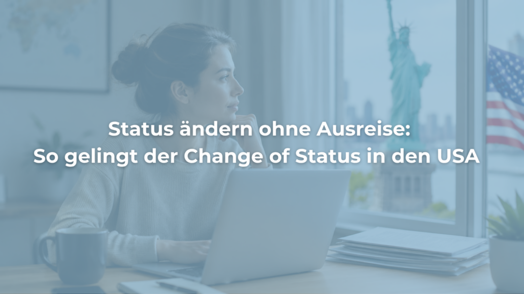 Frau am Laptop mit Freiheitsstatue und US-Flagge