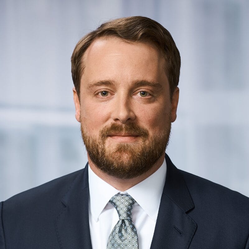 Mann im Anzug mit Krawatte